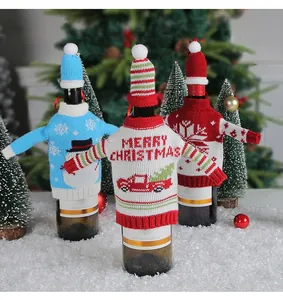 Festliche gestrickte Weihnachts-Weinflaschenhüllen mit Schneemann- und LKW-Mustern.
