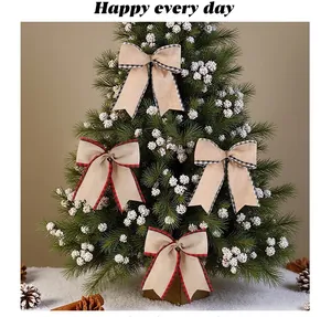 Set di fiocchi di Natale in iuta rustica con bordi scozzesi su un albero decorato