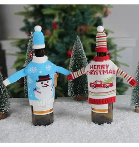 Zwei dekorative gestrickte Weihnachts-Weinflaschenhüllen mit Schneemann und LKW