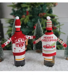 Festliche gestrickte Weinflaschenhüllen zu Weihnachten mit Text und Schneeflockenmustern