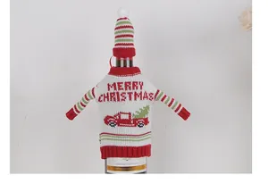 Detailansicht einer festlich gestrickten Weihnachtspullover Weinflaschen-Deko