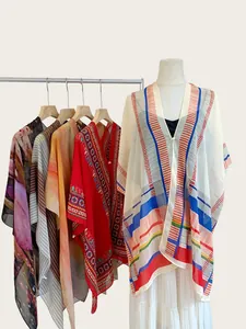 Vista detallada de chales bohemios ligeros en varios estampados étnicos únicos