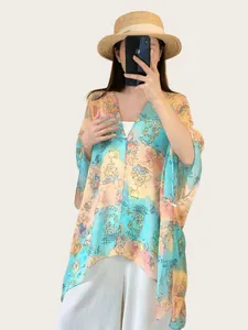 Chal de protección solar bohemio ligero con un estampado artístico muy vibrante