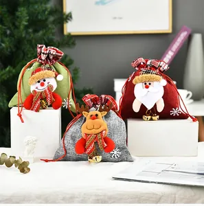 Vista detallada de bolsas de Navidad con personajes 3D de muñeco de nieve, reno y Papá Noel.