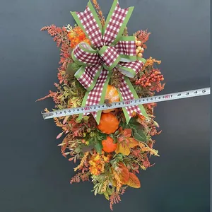 Detailansicht eines Herbstkranzes mit Kürbissen und Schleife, Breite gemessen bei 30cm