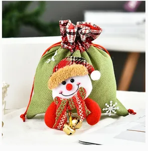 Primer plano de bolsa de regalo de Navidad con muñeco de nieve 3D y cascabeles dorados
