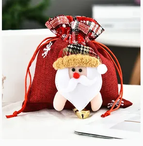 Detalle de bolsa navideña con cordón, figura de Papá Noel en 3D y cascabel dorado