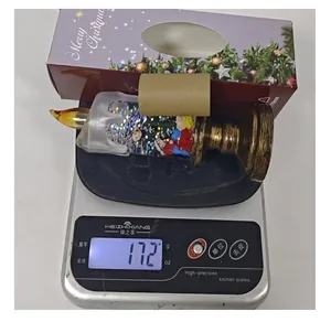 Detailansicht des 172g Gewichts der Weihnachts-Schneekugel-Kerze auf einer Waage.