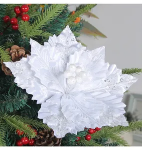 Primer plano de flor de pascua blanca con lentejuelas para decoración de árbol de Navidad