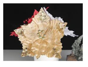 Detalle de una flor de pascua artificial dorada brillante para decoro navideño