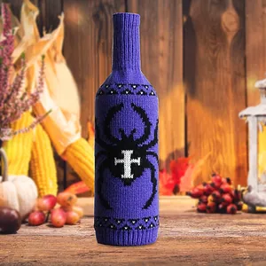 Copribottiglia di vino viola lavorato a maglia per Halloween con motivo a ragno nero