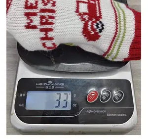 Nahaufnahme eines weihnachtlich gestrickten Weinflaschenschutzes mit 33g Gewicht.