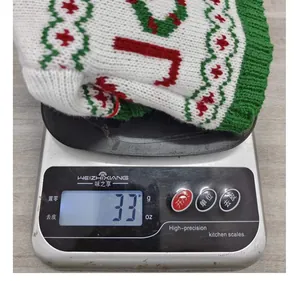 Detailaufnahme des 33 Gramm schweren gestrickten Weihnachts-Weinflaschenüberzugs.