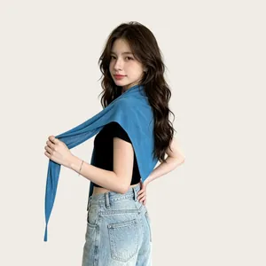 Leichter blauer gestrickter Dreiecksschal, lässig über die Schultern geworfen für Damen.