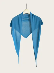 Leichter blauer gestrickter Dreiecksschal als Sonnenschutz für Damen