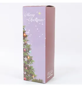 Weihnachtsgeschenkverpackung mit Merry Christmas Text und festlichem Baumdesign