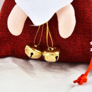Vista detallada de bolsa de regalo de Navidad en arpillera roja con campanas doradas