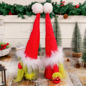 Juego de muñeco de peluche de gnomo navideño con sombrero rojo largo y barba verde.