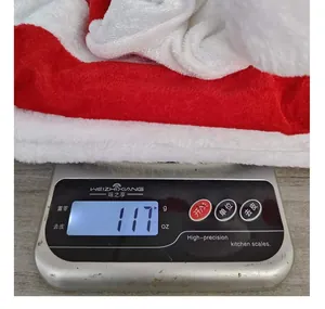 Μέτρηση βάρους 117g για ένα λούτρινο κόκκινο και λευκό ριγέ χριστουγεννιάτικο καπέλο ξωτικού.