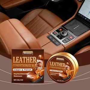 Primer plano del envase de cera acondicionadora de cuero Brunizo en un coche.