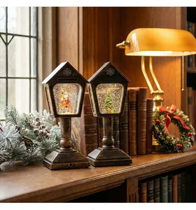Detailansicht von zwei Vintage-Weihnachtswasserlaternen mit Weihnachtsmann und Tannenbaum.