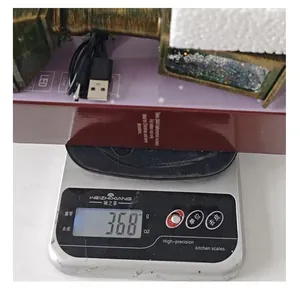 Detailansicht des weihnachtlichen Schneelaternen-Ornaments auf der Waage (368g)