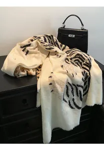 Elegante chal ligero con estampado de leopardo y acabado de flecos estilo vintage