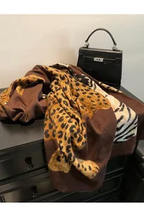 Elegante chal con estampado de leopardo de estilo vintage sobre un mueble oscuro