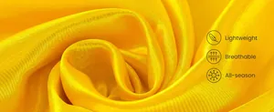 Detail der gelben Satin-Stoff-Struktur, die weiche Textur und Leichtigkeit zeigt.