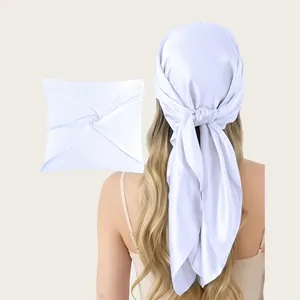 Detailansicht eines weißen Satin-Vierecktuches mit Textur und Tragebeispiel von hinten.