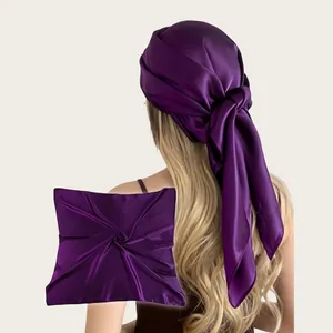 Elegantes dunkelviolettes Satin-Seidentuch, dargestellt als Kopftuch und flaches Detail.