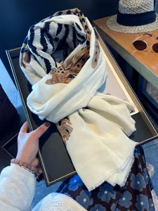 Elegante bufanda retro con estampado de leopardo y flecos en una bandeja negra chic