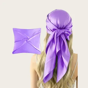 Detail eines lila Satin-Kopftuchs, das als modische Kopfbedeckung für Damen getragen wird