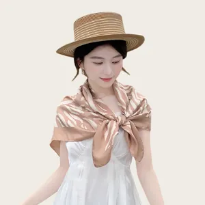 Elegante foulard quadrato in seta 90 cm con stampa zebrata indossato come uno scialle.