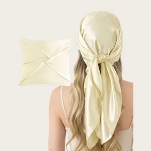 Rückansicht eines eleganten champagnerfarbenen Satinkopftuchs, gebunden an blonden Haaren