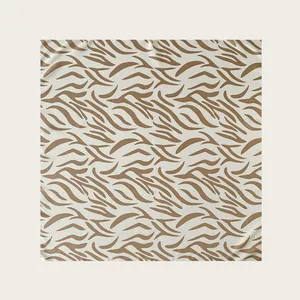 Dettaglio di sciarpa quadrata in seta da 90 cm con elegante motivo zebrato marrone