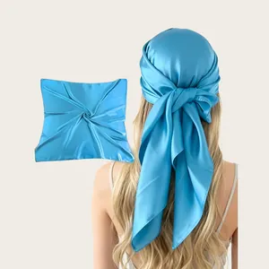 Elegante Rückansicht eines blauen Satin-Kopftuchs, das am Kopf eines Modells gebunden ist