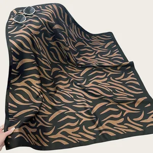 Primo piano di una grande sciarpa quadrata zebrata con trama in twill e drappeggio