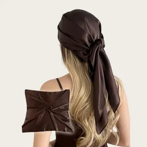 Rückansicht eines Models mit dunkelbraunem Seidenschal aus Satin und Textureinsatz im Detail