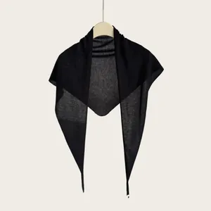 Eleganter dünner schwarzer Strick-Dreiecksschal als Accessoire für Damen im Büro