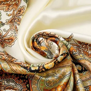 Primer plano de un elegante pañuelo de satén con estampados paisley y textura sedosa.