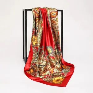 Elegante pañuelo cuadrado de seda satinada con estampado de cachemira en rojo y dorado