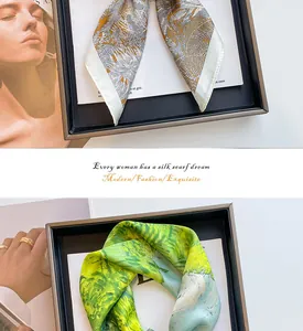 Primo piano di due eleganti foulard quadrati in seta con stampe botaniche e d'arte
