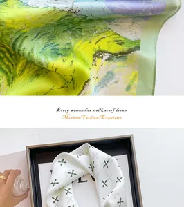 Dettaglio di sciarpe di seta con stampa artistica e motivo geometrico da donna