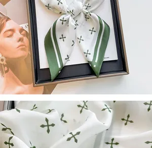 Elegante foulard di seta in stile francese con motivo a quadrifoglio verde in dettaglio