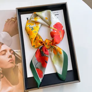 Dettaglio di un foulard in seta floreale francese con fiori rossi e gialli