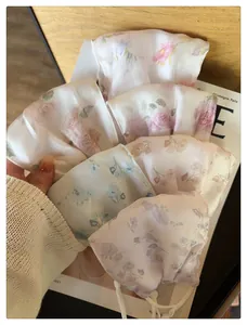Gros plan de plusieurs masques en maille à imprimé fleuri de couleurs et textures