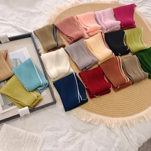 Collectie levendige geplooide zijden sjaals in verschillende effen kleuren voor haar en nek