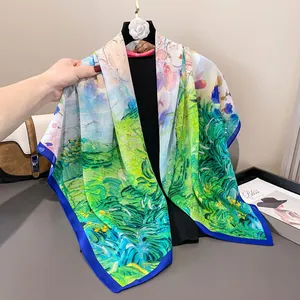Vista detallada de un pañuelo de seda estilo óleo con patrones verdes y azules vivos.