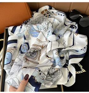 Detailansicht eines luxuriösen blau-weißen Seidenschals mit elegantem nautischem Print